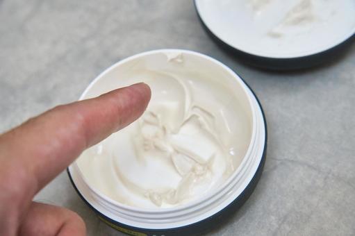 メンズワックスでヘアスタイリング メンズワックスでヘアスタイリング ワックス,整髪料,ヘアクリームの写真素材