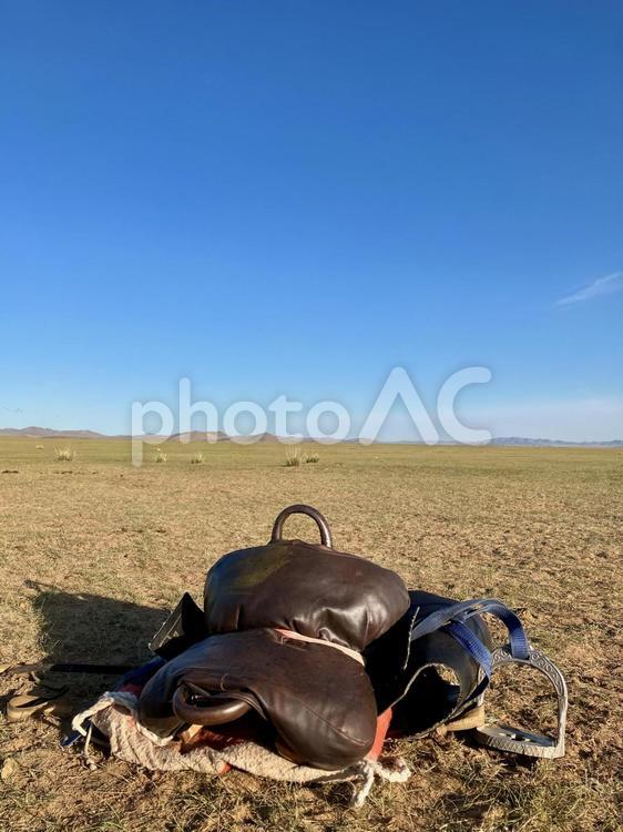モンゴルの草原に置かれた馬具 馬具,鞍,鐙の写真素材