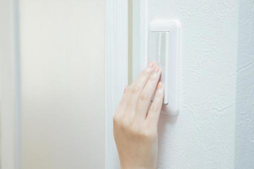部屋のスイッチを押す手 スイッチ,部屋,手の写真素材