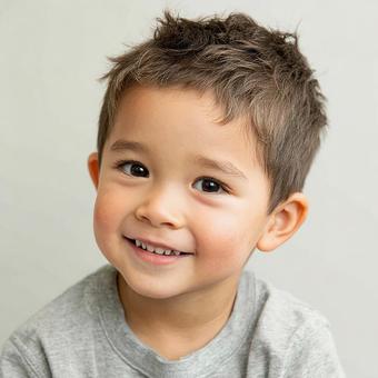 ふんわりとした髪が魅力的な可愛らしい少年 ふんわりとした髪が魅力的な可愛らしい少年の写真