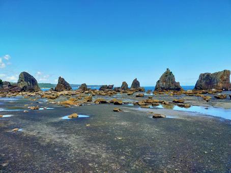 串本橋杭岩の青い空と干潮の海辺 串本橋杭岩の青い空と干潮の海辺 橋杭岩,岩,海の写真素材