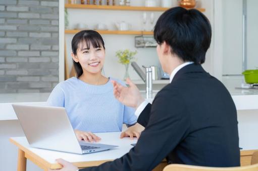 リビングで女性と商談をするビジネスマン リビングで女性と商談をするビジネスマン 営業,金融,保険の写真素材