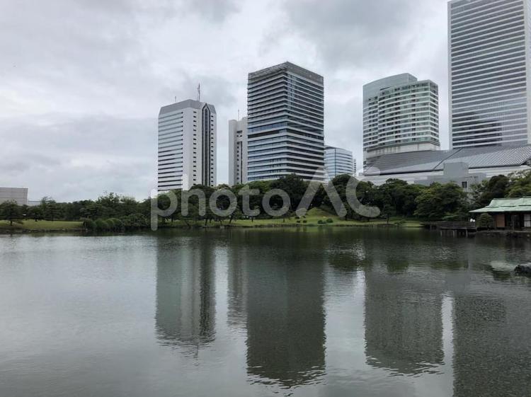 東京のビルとくもり空が川面に映る 都会,ビル,東京の写真素材