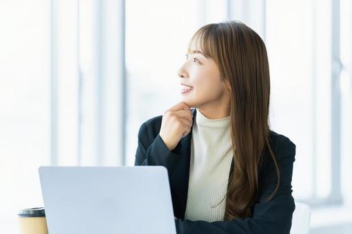 パソコンを使う女性・ビジネスウーマン 女性,パソコン,働くの写真素材