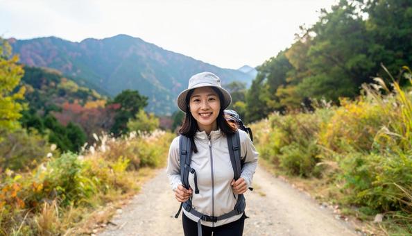 秋の山をトレッキング・登山する日本人女性 秋の山をトレッキング・登山する日本人女性の写真