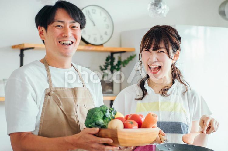 一緒に料理を作る男女（夫婦） 夫婦,料理,キッチンの写真素材