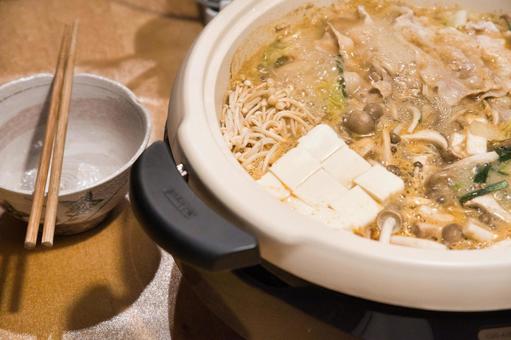 冬には熱々のきのこ鍋を 鍋料理,冬,旬の味覚の写真素材