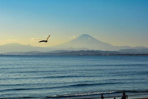 夕暮れ時の湘南海岸と富士山 夕暮れ時の湘南海岸と富士山 海,夕焼け,マジックアワーの写真素材