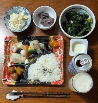 八宝菜弁当と発酵キャベツなどの夕食 八宝菜弁当と発酵キャベツなどの夕食 夕食,ご飯,八宝菜弁当の写真素材