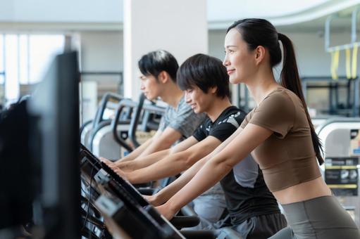 スポーツジムでトレーニングをする若い男女 スポーツジム,フィットネス,ダイエットの写真素材