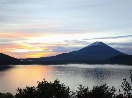 富士山と朝焼け・本栖湖 富士山,本栖湖,富士五湖の写真素材