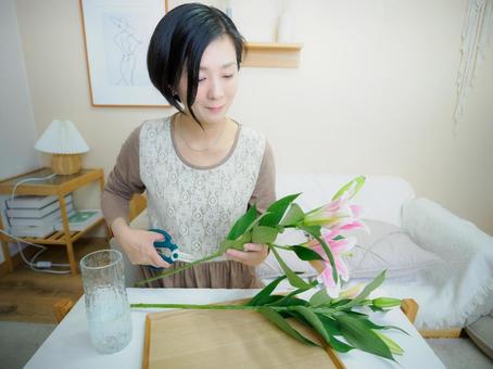36:ゆりの花を生ける女性 36:ゆりの花を生ける女性 花,ゆり,丁寧な暮らしの写真素材