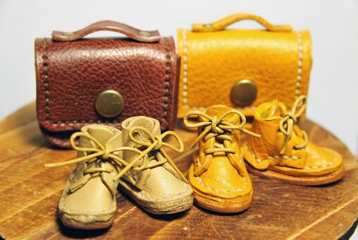 ミニチュアサイズのかわいい革の小物 ミニチュアサイズ,ハンドメイド,レザーの写真素材