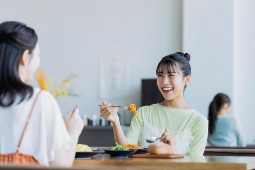 カフェで食べる若い女性 カフェで食べる若い女性の写真