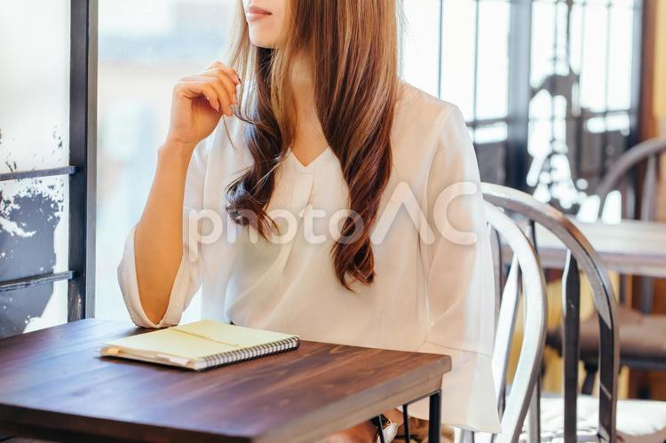 カフェでノートを開く女性　Open note 女性,頬杖,椅子の写真素材