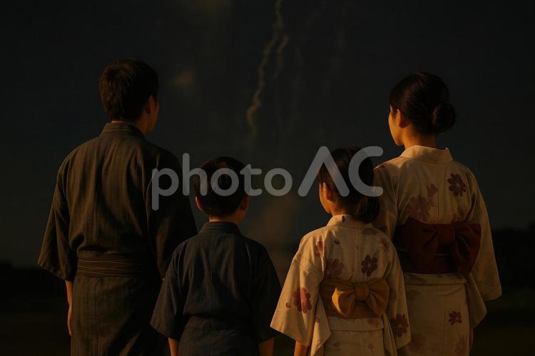 花火の余韻に包まれる家族 日本,家族,花火の写真素材