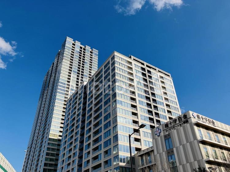タワマンのある街並み⑦ タワマン,高層マンション,病院の写真素材