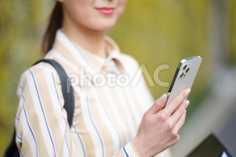スマートフォンを持っている女性の手元 手元,女性,スマートフォンの写真素材