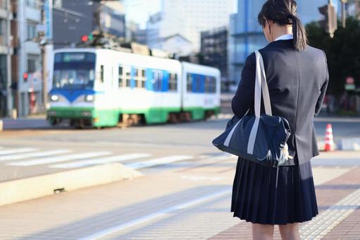横断歩道を横切る路面電車 横断歩道を横切る路面電車 路面電車,10代,女性の写真素材