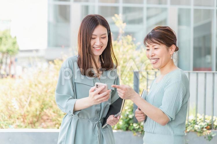 スマホの地図・ナビを使うビジネスウーマン スマホ,女性,ナビの写真素材