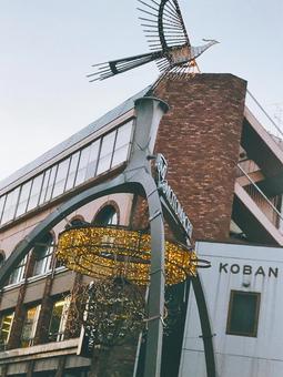 商店街の鳥のオブジェとアーチ 商店街,アーチ,ゲートの写真素材