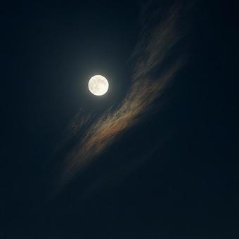 満月と彩雲に包まれた夜空 満月と彩雲に包まれた夜空の写真