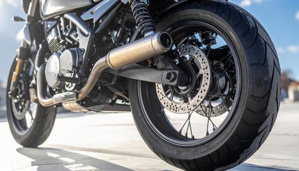 バイク　下からのあおりショットの写真