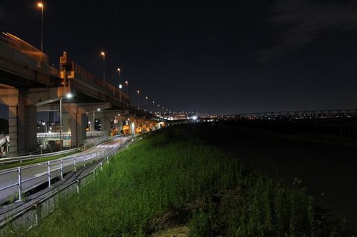 土手から望む高速道路の夜景 土手から望む高速道路の夜景の写真