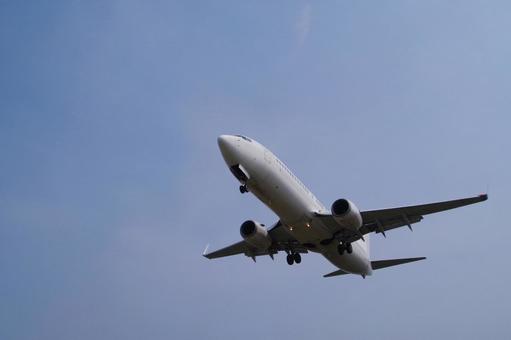 飛行機と空 飛行機と空 着陸,飛行機,旅客機の写真素材