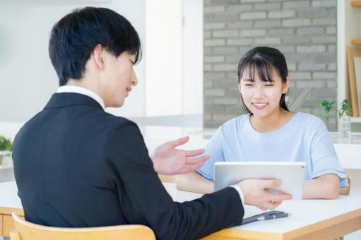 リビングで女性と商談をするビジネスマン リビングで女性と商談をするビジネスマン 営業,金融,保険の写真素材