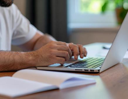 在宅勤務をしている男性の写真の写真