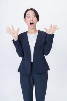 驚く女性 驚く女性 オフィスカジュアル,爽やか,itの写真素材