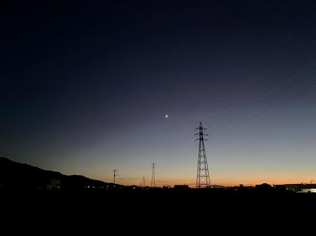 月と夕暮れ時 月と夕暮れ時の写真