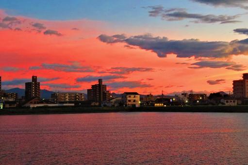 7月下旬の野田池からの夕焼け 7月下旬の野田池からの夕焼けの写真