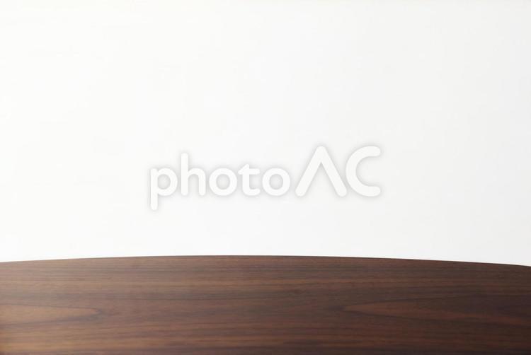 机と壁_ディスプレイ 壁,白,机の写真素材