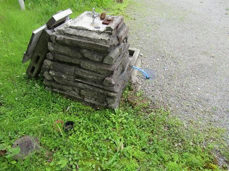 古い公園に設置された石積みの水飲み場がある風景 古い公園に設置された石積みの水飲み場がある風景の写真