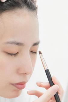 メイクをしてもらう女性 アイシャドウ,化粧筆,メイクブラシの写真素材