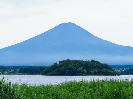富士山と湖の風景の写真
