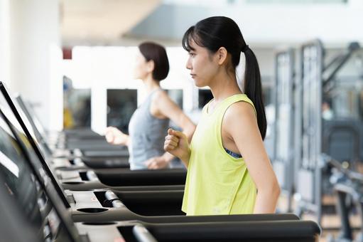 ジムでトレーニングする若い女性 ジム,フィットネス,トレーニングの写真素材