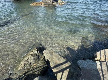 海辺に映る祈りの影 海辺に映る祈りの影 海,影,岩の写真素材