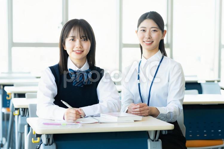勉強する女子学生と先生 高校生,授業,笑顔の写真素材