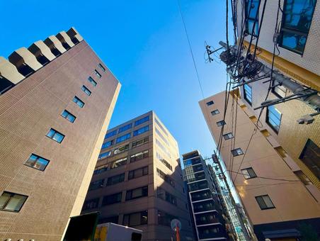 都心の雑居ビル群とブルースカイ 都心の雑居ビル群とブルースカイ 青空,空,ブルースカイの写真素材