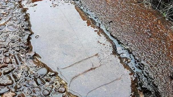 古いコンクリート上の水たまり 古いコンクリート上の水たまりの写真