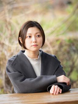 31：公園を散策する女性 公園,休憩,散策の写真素材