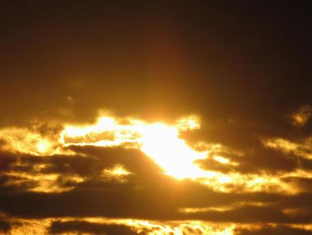 夕焼けにさらされる雲の写真