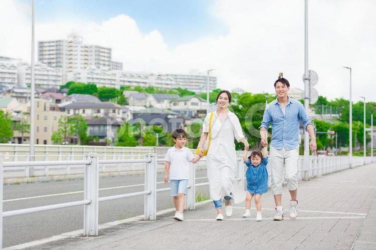 手を繋いで屋外を散歩する親子 人物,家族,女性の写真素材