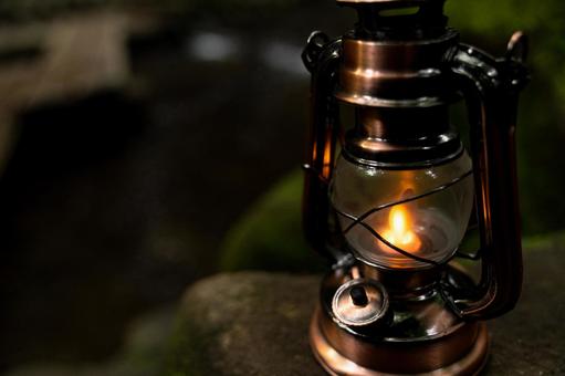 川の近くに置かれたアンティークランタン 川の近くに置かれたアンティークランタン ランタン,カンテラ,グランピングの写真素材