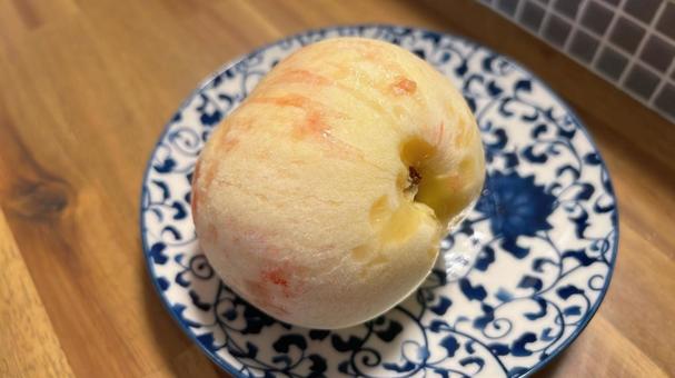綺麗にむいた桃 綺麗にむいた桃 桃,果物,フルーツの写真素材