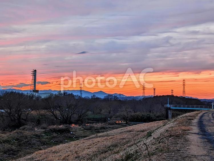 土手の夕焼け 土手,夕焼け,夕日の写真素材