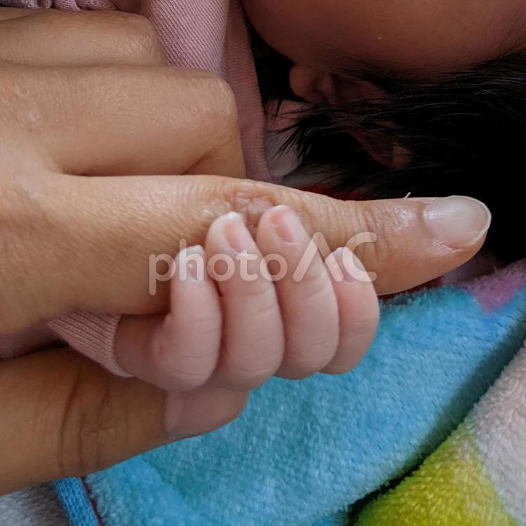 ママと赤ちゃんの指 指,赤ちゃん,小さいの写真素材